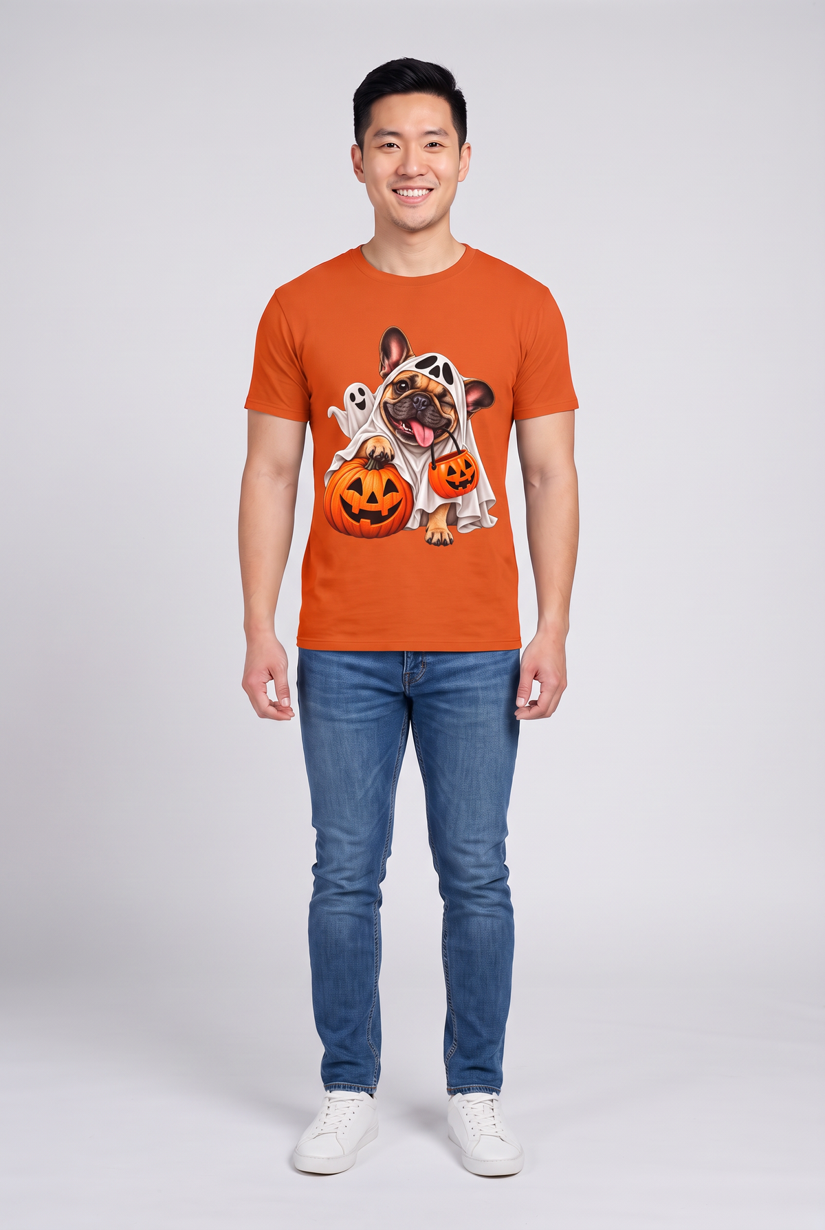 Mann trägt ein Frenchie Gespenster Halloween T-Shirt in Orange mit Französischer Bulldogge im Gespensterkostüm und Kürbis-Süssigkeiteneimer, Vorderansicht