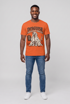 Mann trägt ein Dalmatiner Halloween T-Shirt in Orange mit Dalmatiner unter einem gepunkteten Gespensterlaken und dem Spruch Disguise Was Never My Strength, Vorderansicht