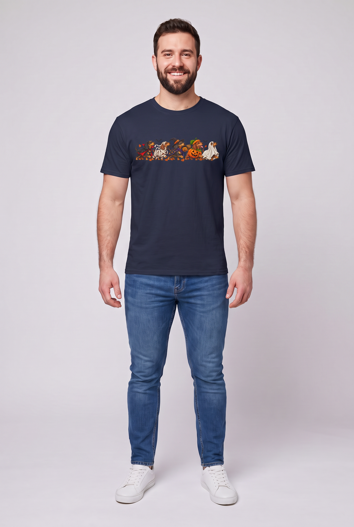 Mann trägt ein Dackel Halloween Parade T-Shirt in Navy mit fünf Dackeln als Vampir, Mumie, Hexe, Kürbis und Gespenst, Vorderansicht