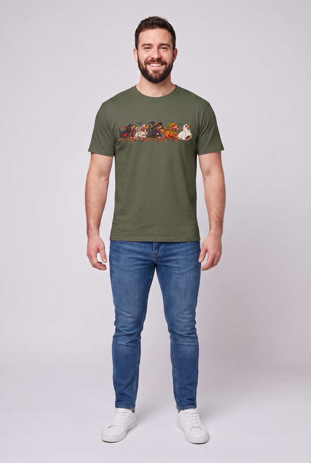 Mann trägt ein Dackel Halloween Parade T-Shirt in Military Green mit fünf Dackeln als Vampir, Mumie, Hexe, Kürbis und Gespenst, Vorderansicht