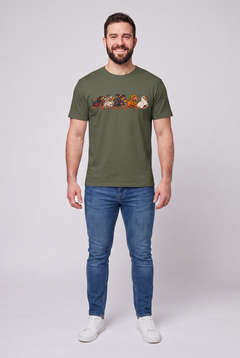 Mann trägt ein Dackel Halloween Parade T-Shirt in Military Green mit fünf Dackeln als Vampir, Mumie, Hexe, Kürbis und Gespenst, Vorderansicht