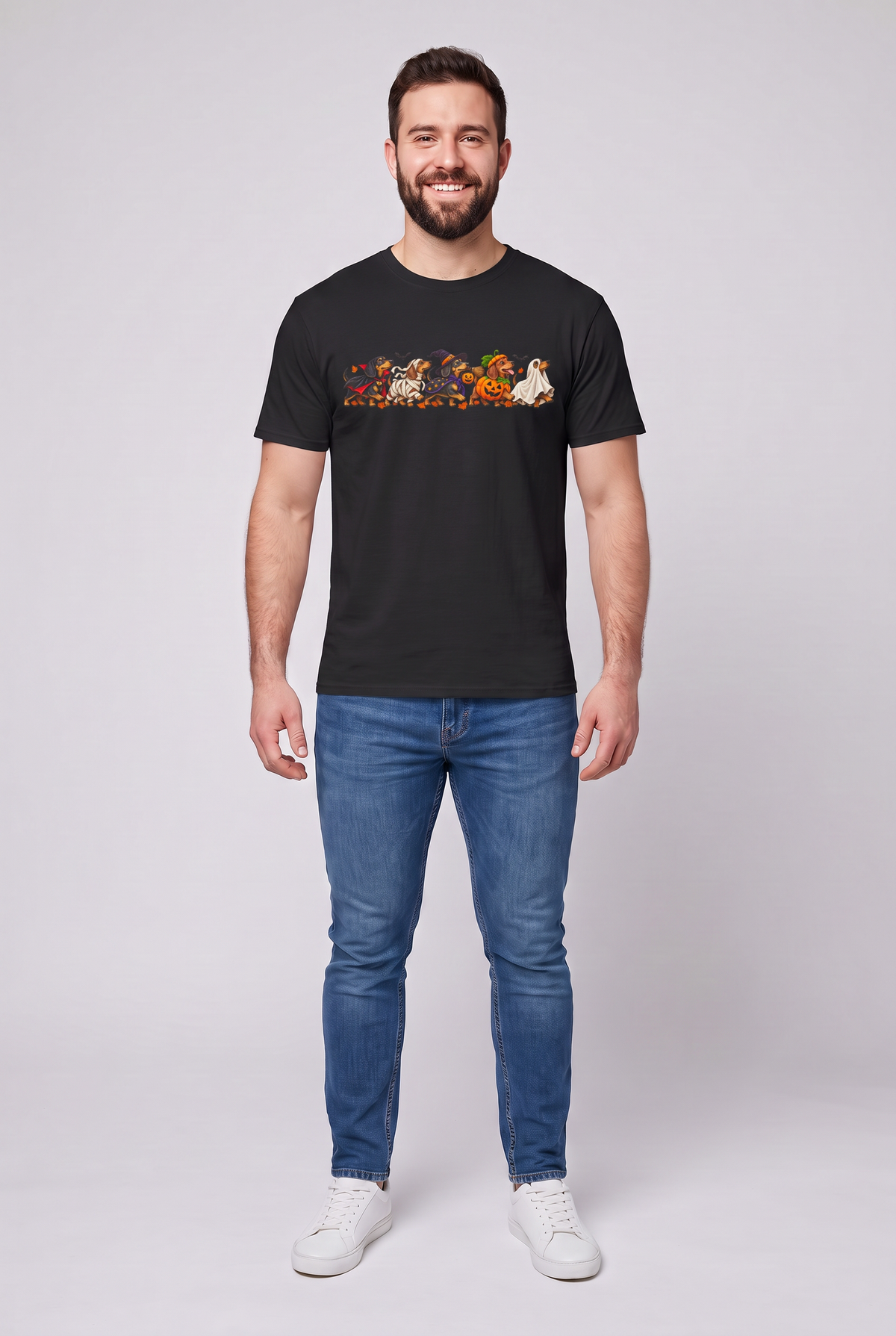 Mann trägt ein Dackel Halloween Parade T-Shirt in Schwarz mit fünf Dackeln als Vampir, Mumie, Hexe, Kürbis und Gespenst, Vorderansicht