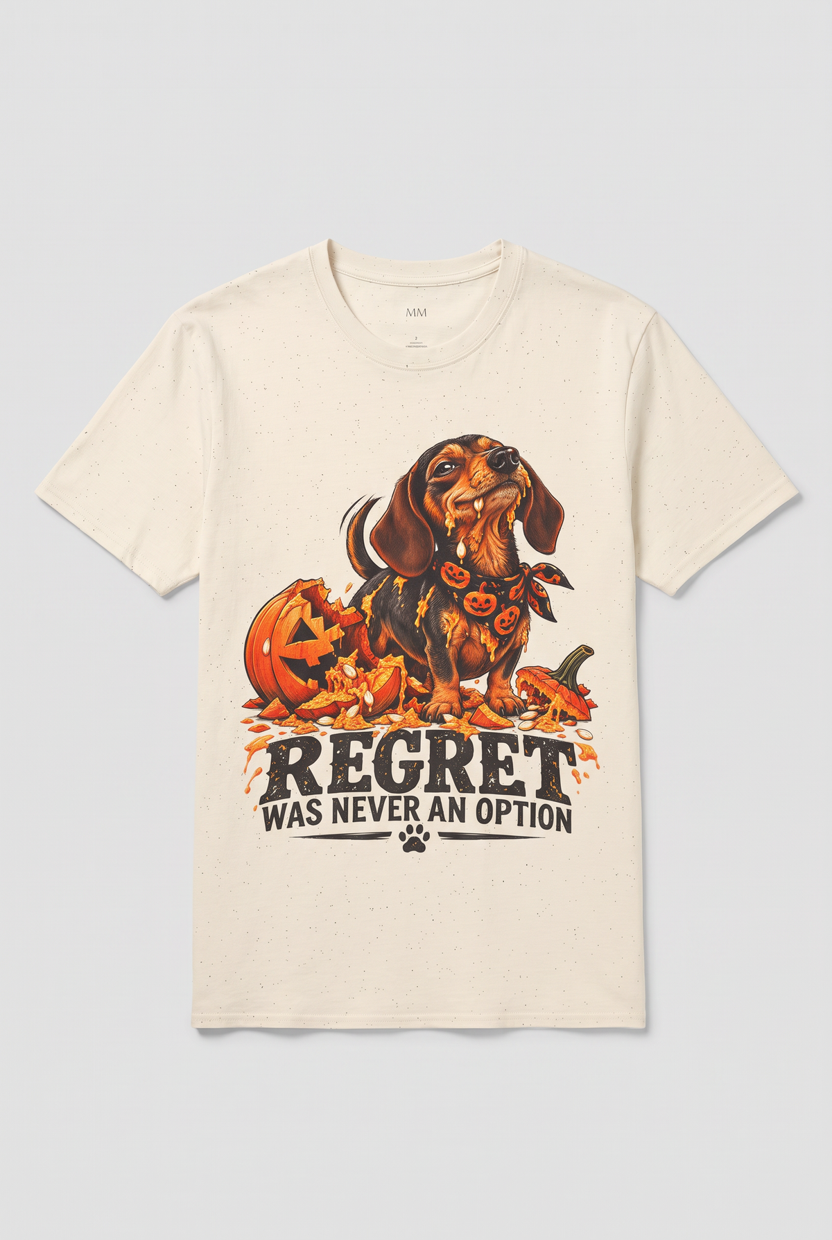 Flat Lay: Dackel Halloween T-Shirt in Natural mit Dackel neben einer zerbrochenen Kürbislaterne und dem Spruch Regret Was Never An Option
