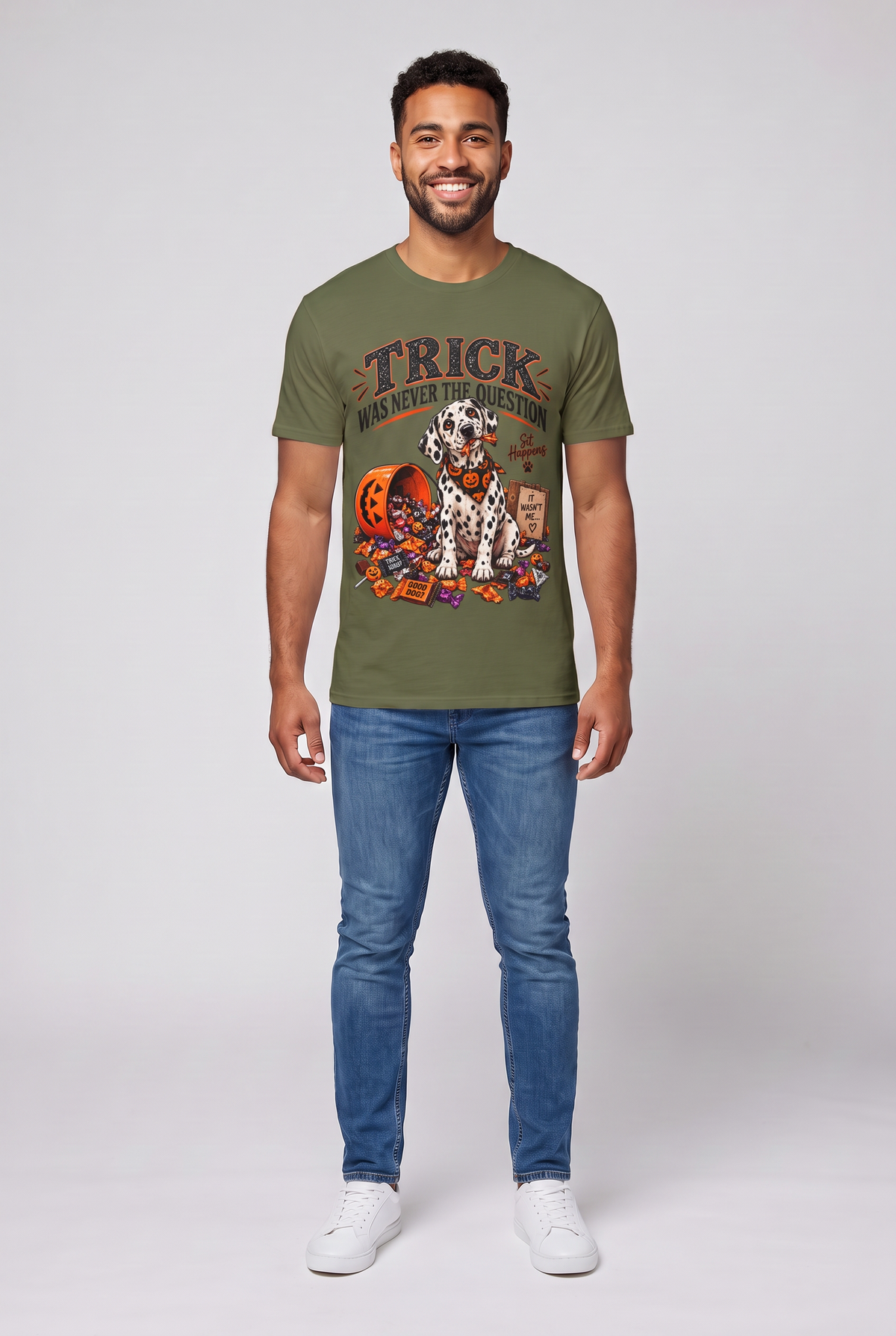 Mann trägt ein Dalmatiner Halloween T-Shirt in Military Green mit Süssigkeitendieb und dem Spruch Trick Was Never The Question, Vorderansicht