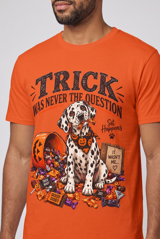 Nahaufnahme des Drucks: Dalmatiner Halloween T-Shirt in Orange mit Süssigkeitendieb und dem Spruch Trick Was Never The Question