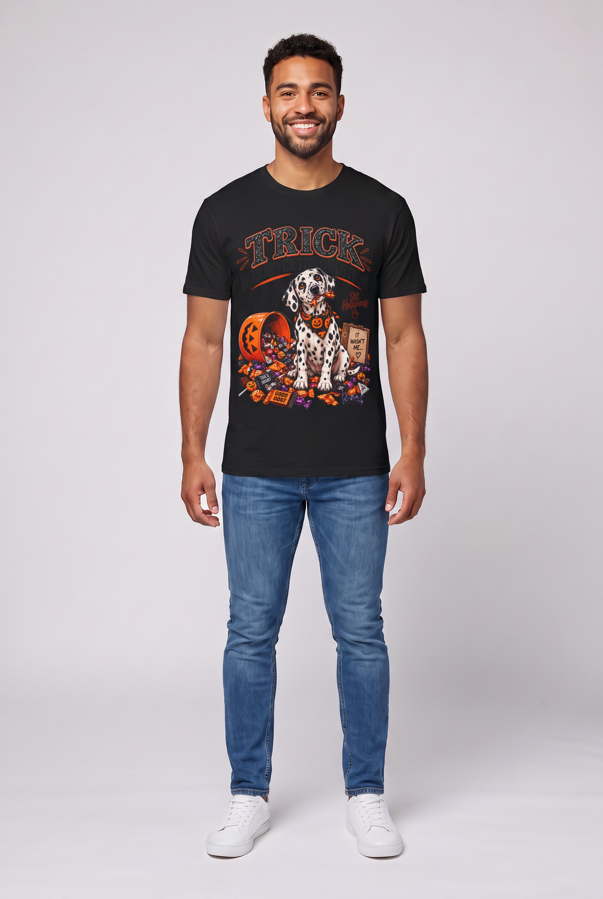 Mann trägt ein Dalmatiner Halloween T-Shirt in Schwarz mit Süssigkeitendieb und dem Spruch Trick Was Never The Question, Vorderansicht