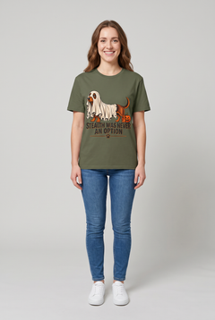 Frau trägt ein Dackel Halloween T-Shirt in Military Green mit Dackel unter einem zu kurzen Gespensterlaken und dem Spruch Stealth Was Never An Option, Vorderansicht