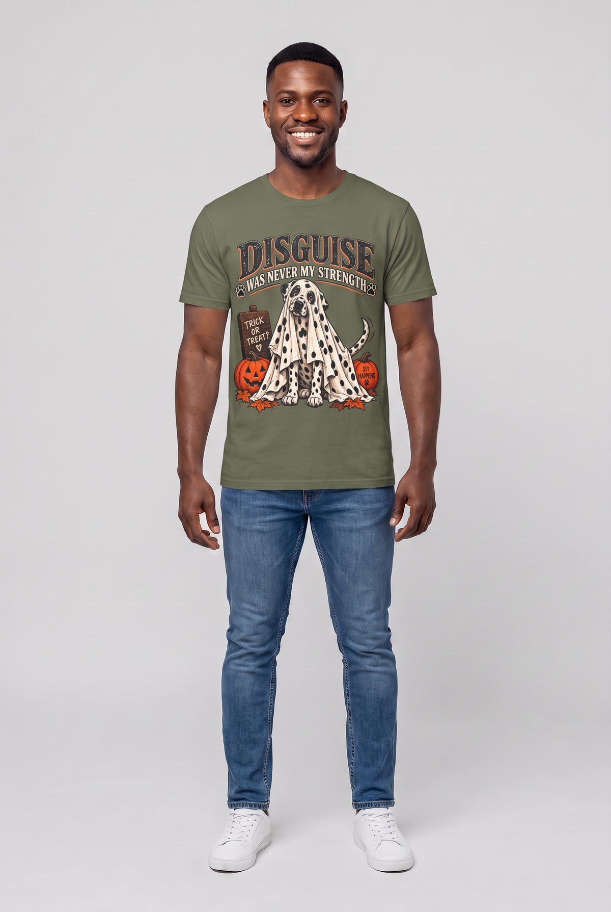 Mann trägt ein Dalmatiner Halloween T-Shirt in Military Green mit Dalmatiner unter einem gepunkteten Gespensterlaken und dem Spruch Disguise Was Never My Strength, Vorderansicht