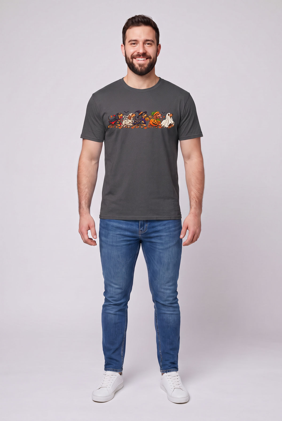 Mann trägt ein Dackel Halloween Parade T-Shirt in Dark Heather mit fünf Dackeln als Vampir, Mumie, Hexe, Kürbis und Gespenst, Vorderansicht