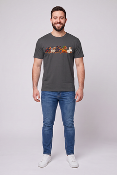 Mann trägt ein Dackel Halloween Parade T-Shirt in Dark Heather mit fünf Dackeln als Vampir, Mumie, Hexe, Kürbis und Gespenst, Vorderansicht