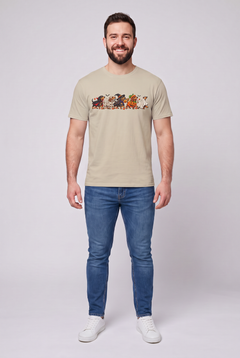 Mann trägt ein Dackel Halloween Parade T-Shirt in Sand mit fünf Dackeln als Vampir, Mumie, Hexe, Kürbis und Gespenst, Vorderansicht