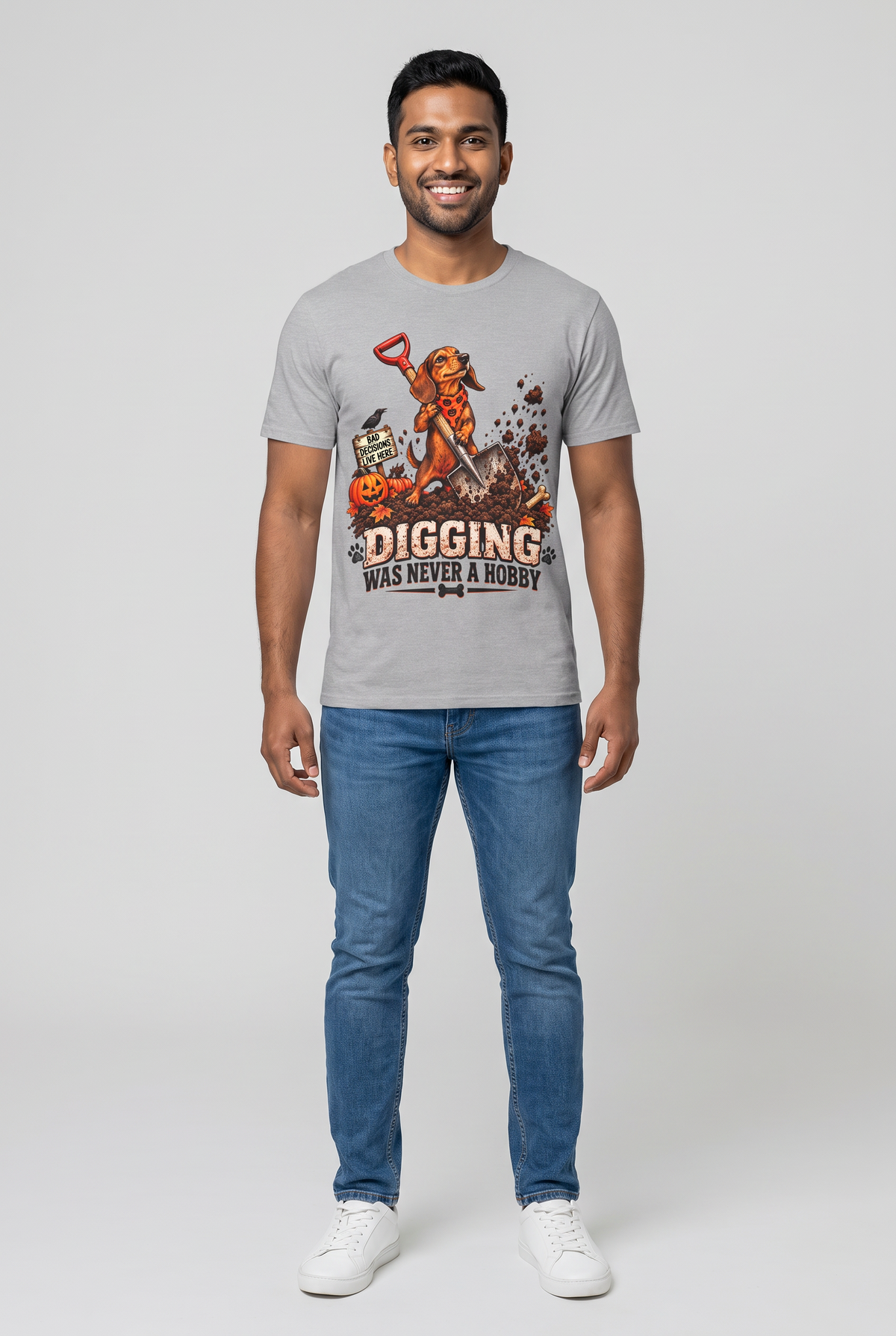 Mann trägt ein Dackel Halloween T-Shirt in Sport Grey mit grabendem Dackel und dem Spruch Digging Was Never A Hobby, Vorderansicht