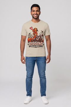 Mann trägt ein Dackel Halloween T-Shirt in Sand mit grabendem Dackel und dem Spruch Digging Was Never A Hobby, Vorderansicht