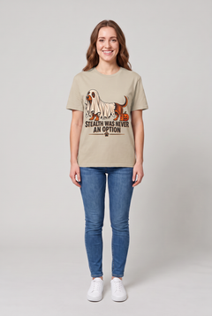 Frau trägt ein Dackel Halloween T-Shirt in Sand mit Dackel unter einem zu kurzen Gespensterlaken und dem Spruch Stealth Was Never An Option, Vorderansicht