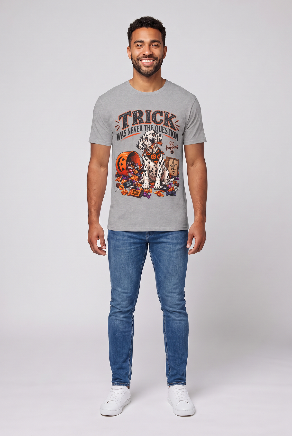 Mann trägt ein Dalmatiner Halloween T-Shirt in Sport Grey mit Süssigkeitendieb und dem Spruch Trick Was Never The Question, Vorderansicht