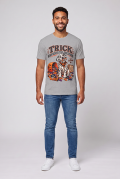 Mann trägt ein Dalmatiner Halloween T-Shirt in Sport Grey mit Süssigkeitendieb und dem Spruch Trick Was Never The Question, Vorderansicht