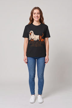 Frau trägt ein Dackel Halloween T-Shirt in Schwarz mit Dackel unter einem zu kurzen Gespensterlaken und dem Spruch Stealth Was Never An Option, Vorderansicht