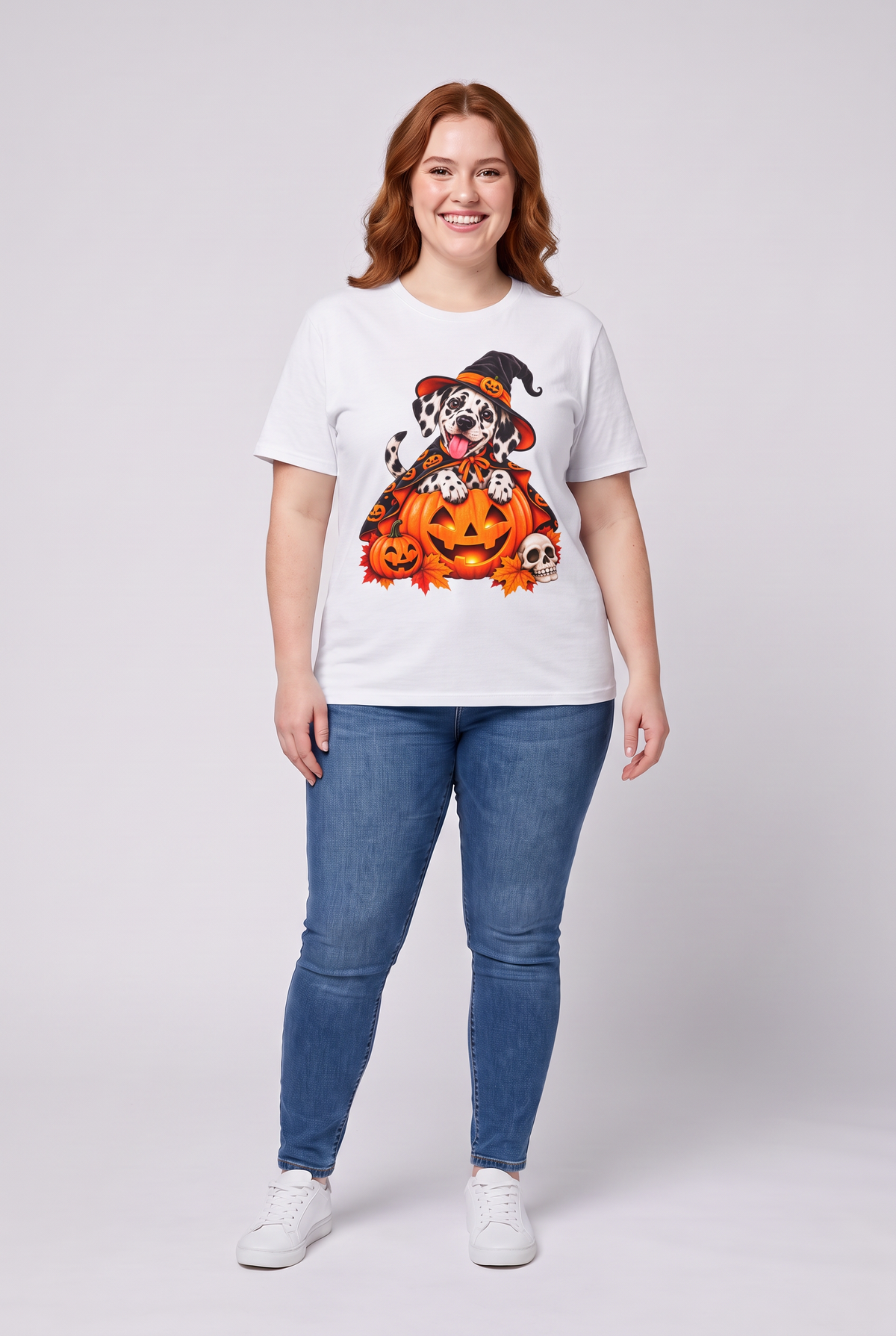 Frau trägt ein Dalmatiner Hexen Halloween T-Shirt in Weiss mit Dalmatiner in Hexenhut und Kürbis-Umhang auf einer Kürbislaterne, Vorderansicht