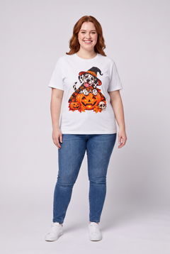 Frau trägt ein Dalmatiner Hexen Halloween T-Shirt in Weiss mit Dalmatiner in Hexenhut und Kürbis-Umhang auf einer Kürbislaterne, Vorderansicht