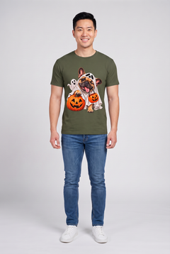 Mann trägt ein Frenchie Gespenster Halloween T-Shirt in Military Green mit Französischer Bulldogge im Gespensterkostüm und Kürbis-Süssigkeiteneimer, Vorderansicht