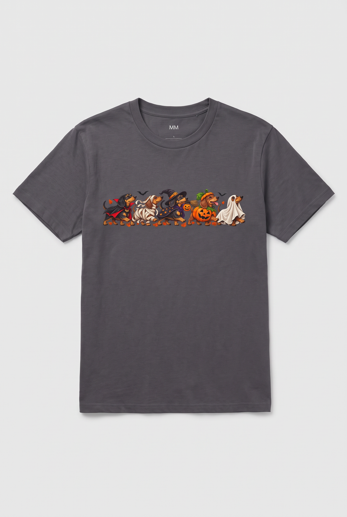 Flat Lay: Dackel Halloween Parade T-Shirt in Charcoal mit fünf Dackeln als Vampir, Mumie, Hexe, Kürbis und Gespenst
