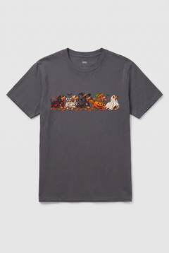 Flat Lay: Dackel Halloween Parade T-Shirt in Charcoal mit fünf Dackeln als Vampir, Mumie, Hexe, Kürbis und Gespenst