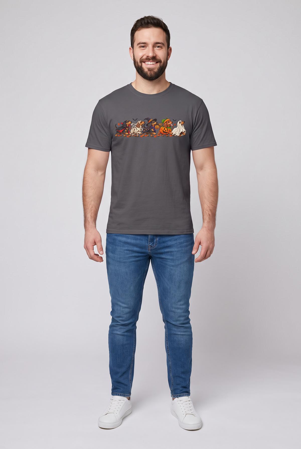 Mann trägt ein Dackel Halloween Parade T-Shirt in Charcoal mit fünf Dackeln als Vampir, Mumie, Hexe, Kürbis und Gespenst, Vorderansicht