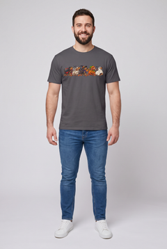 Mann trägt ein Dackel Halloween Parade T-Shirt in Charcoal mit fünf Dackeln als Vampir, Mumie, Hexe, Kürbis und Gespenst, Vorderansicht