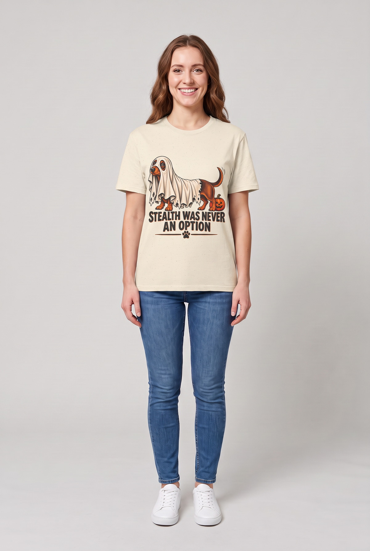Frau trägt ein Dackel Halloween T-Shirt in Natural mit Dackel unter einem zu kurzen Gespensterlaken und dem Spruch Stealth Was Never An Option, Vorderansicht