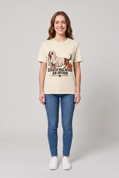 Frau trägt ein Dackel Halloween T-Shirt in Natural mit Dackel unter einem zu kurzen Gespensterlaken und dem Spruch Stealth Was Never An Option, Vorderansicht
