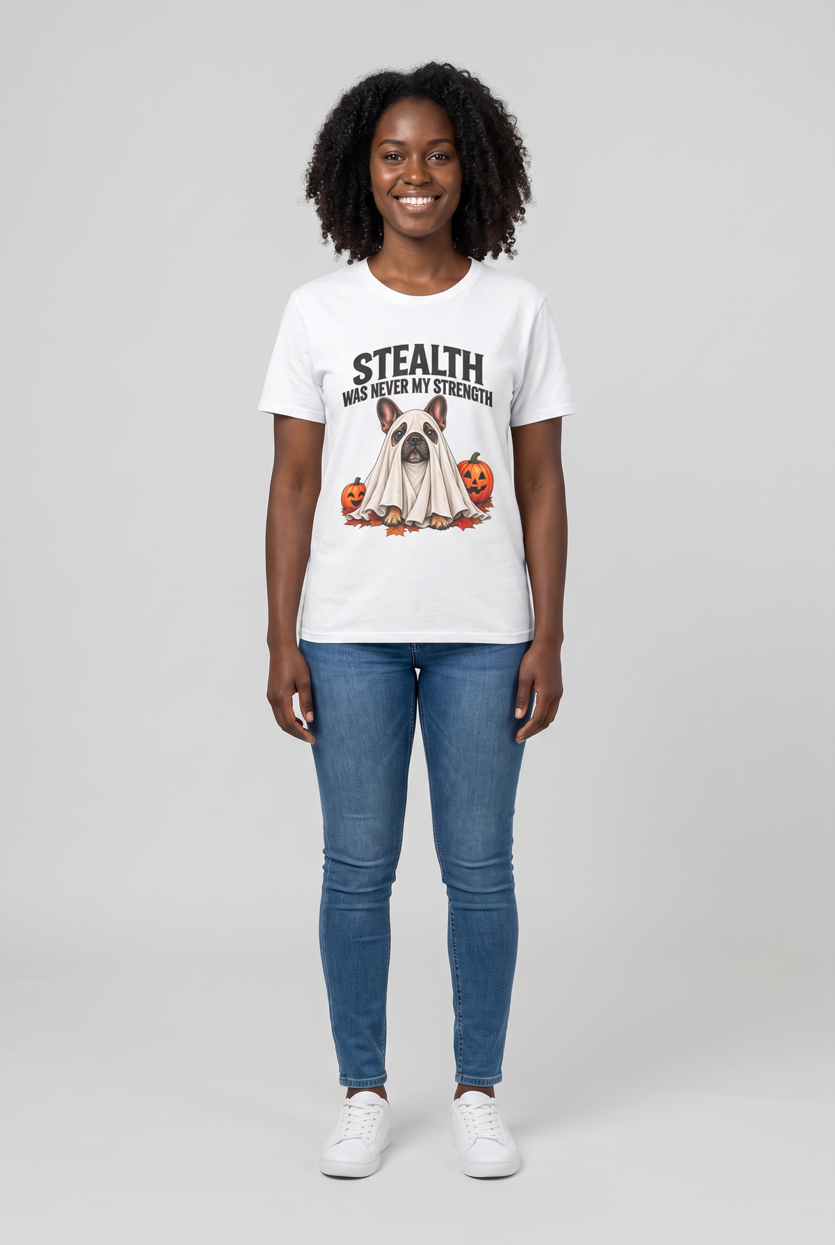Frau trägt ein Französische Bulldogge Halloween T-Shirt in Weiss mit Frenchie-Gespenst und dem Spruch Stealth Was Never My Strength, Vorderansicht