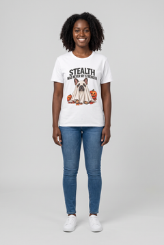 Frau trägt ein Französische Bulldogge Halloween T-Shirt in Weiss mit Frenchie-Gespenst und dem Spruch Stealth Was Never My Strength, Vorderansicht