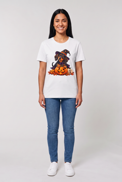 Frau trägt ein Dackel Hexen Halloween T-Shirt in Weiss mit Dackel in Hexenhut und Umhang auf einer leuchtenden Kürbislaterne, Vorderansicht