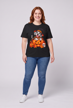 Frau trägt ein Dalmatiner Hexen Halloween T-Shirt in Schwarz mit Dalmatiner in Hexenhut und Kürbis-Umhang auf einer Kürbislaterne, Vorderansicht