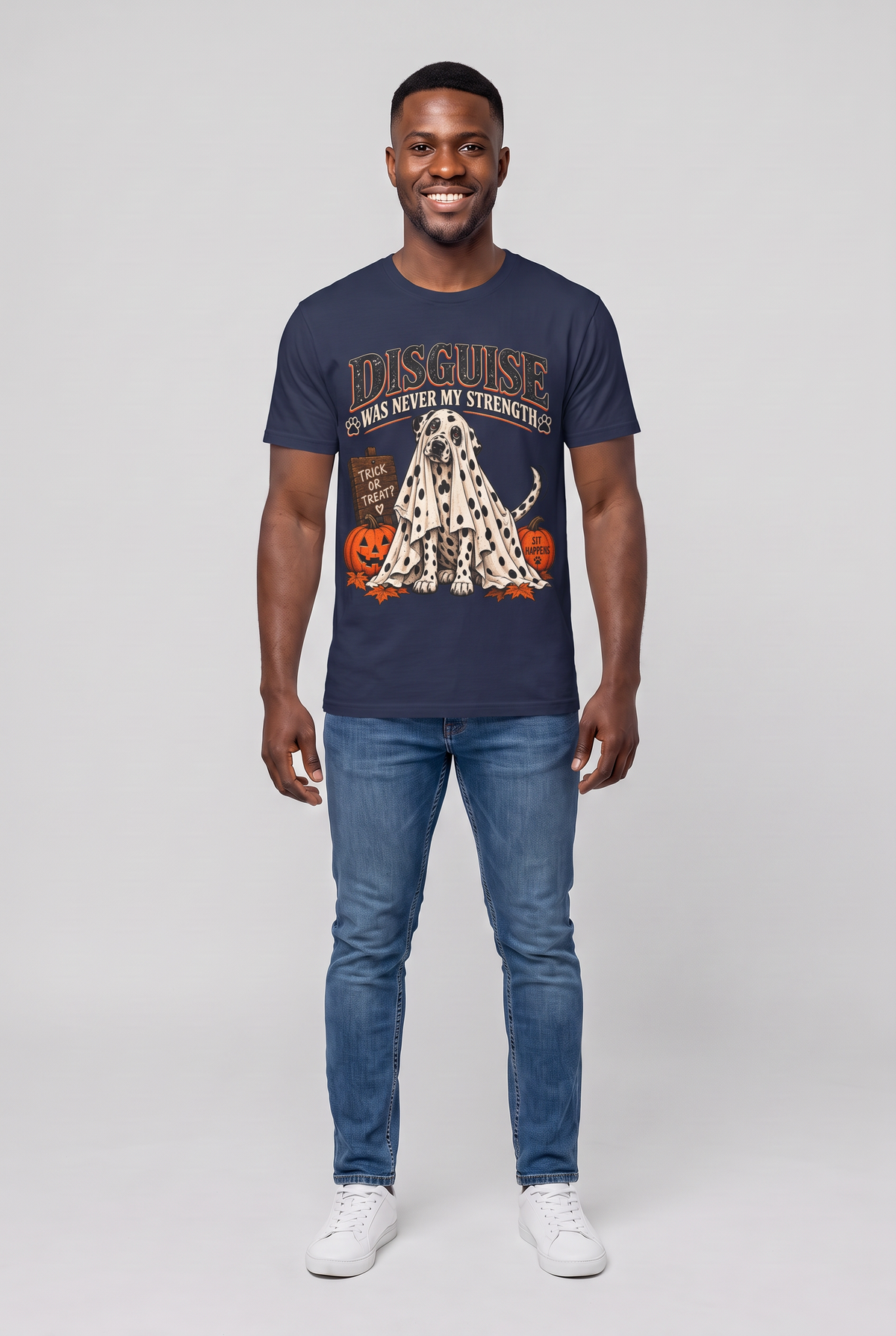 Mann trägt ein Dalmatiner Halloween T-Shirt in Navy mit Dalmatiner unter einem gepunkteten Gespensterlaken und dem Spruch Disguise Was Never My Strength, Vorderansicht