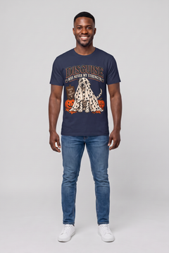 Mann trägt ein Dalmatiner Halloween T-Shirt in Navy mit Dalmatiner unter einem gepunkteten Gespensterlaken und dem Spruch Disguise Was Never My Strength, Vorderansicht