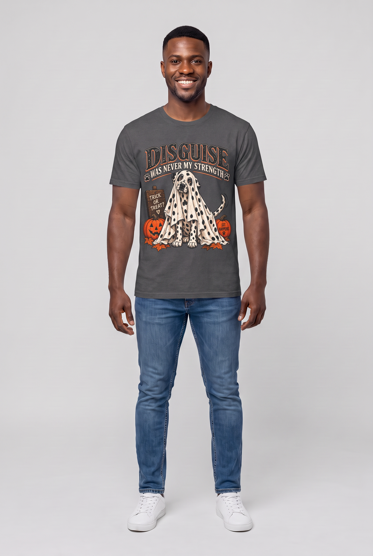Mann trägt ein Dalmatiner Halloween T-Shirt in Dark Heather mit Dalmatiner unter einem gepunkteten Gespensterlaken und dem Spruch Disguise Was Never My Strength, Vorderansicht