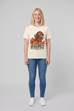 Frau trägt ein Dackel Halloween T-Shirt in Natural mit Dackel neben einer zerbrochenen Kürbislaterne und dem Spruch Regret Was Never An Option, Vorderansicht