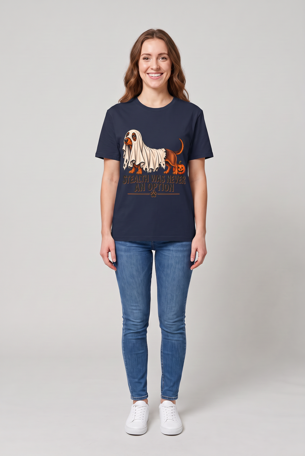 Frau trägt ein Dackel Halloween T-Shirt in Navy mit Dackel unter einem zu kurzen Gespensterlaken und dem Spruch Stealth Was Never An Option, Vorderansicht