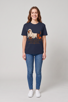Frau trägt ein Dackel Halloween T-Shirt in Navy mit Dackel unter einem zu kurzen Gespensterlaken und dem Spruch Stealth Was Never An Option, Vorderansicht