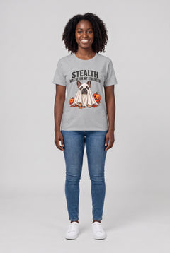 Frau trägt ein Französische Bulldogge Halloween T-Shirt in Sport Grey mit Frenchie-Gespenst und dem Spruch Stealth Was Never My Strength, Vorderansicht
