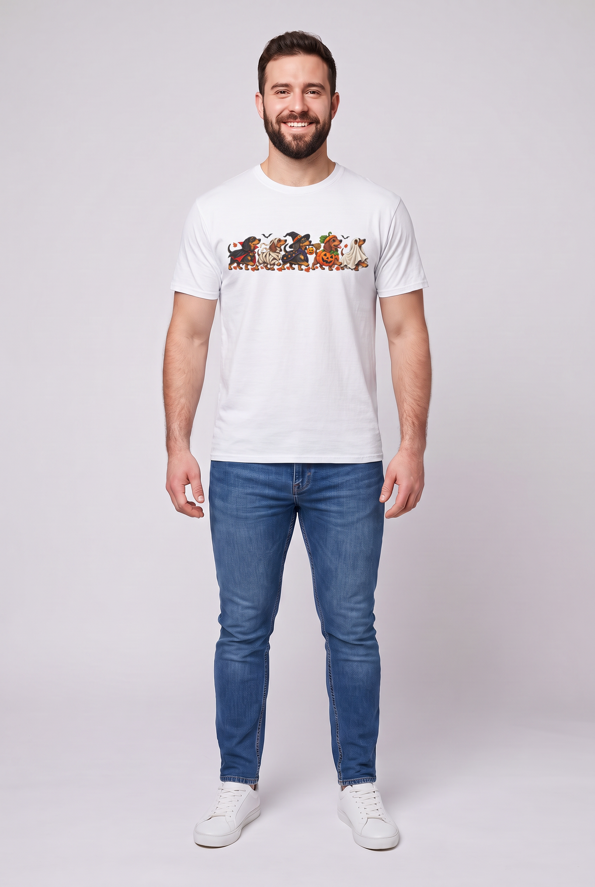 Mann trägt ein Dackel Halloween Parade T-Shirt in Weiss mit fünf Dackeln als Vampir, Mumie, Hexe, Kürbis und Gespenst, Vorderansicht