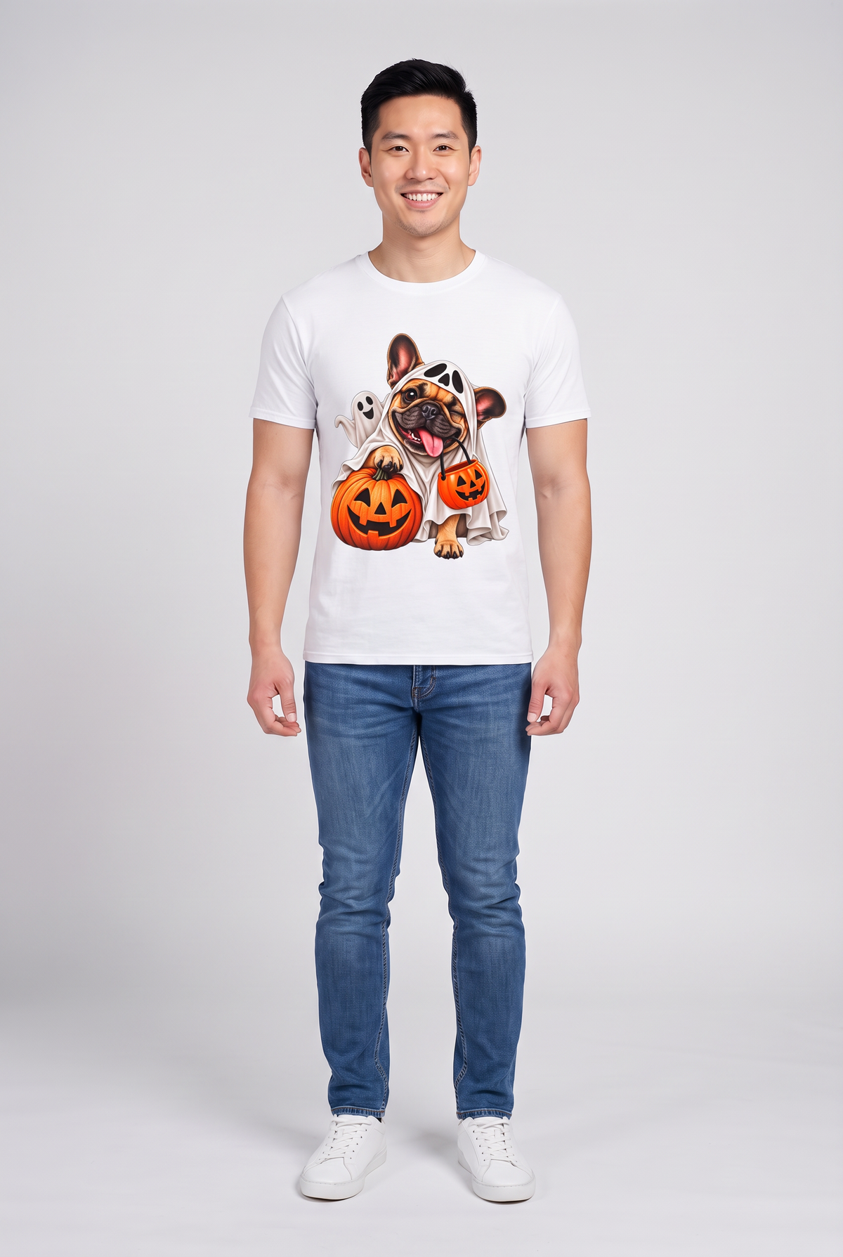 Mann trägt ein Frenchie Gespenster Halloween T-Shirt in Weiss mit Französischer Bulldogge im Gespensterkostüm und Kürbis-Süssigkeiteneimer, Vorderansicht