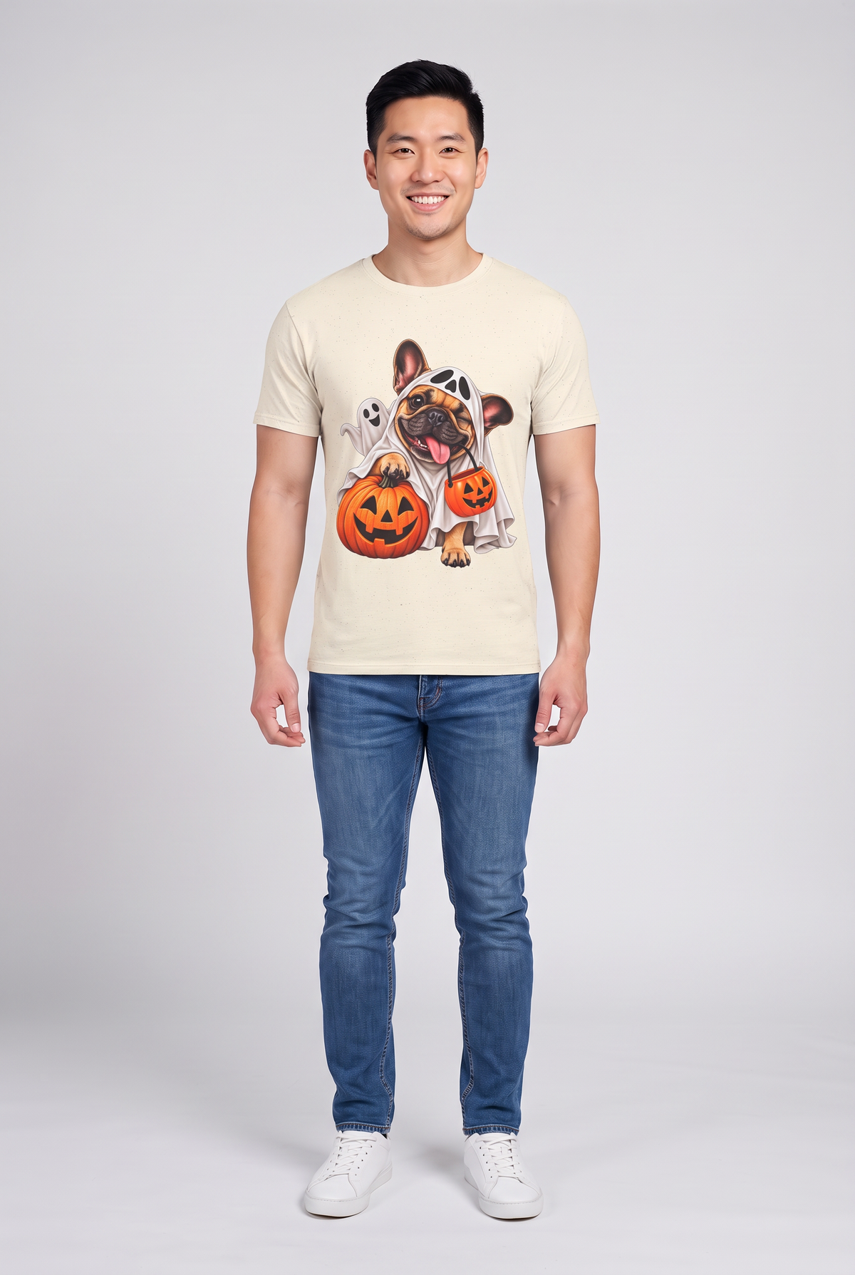 Mann trägt ein Frenchie Gespenster Halloween T-Shirt in Natural mit Französischer Bulldogge im Gespensterkostüm und Kürbis-Süssigkeiteneimer, Vorderansicht