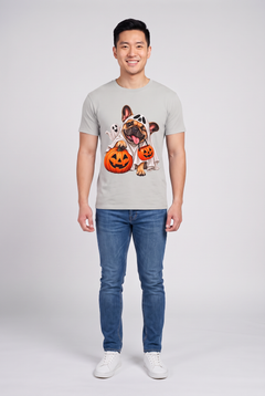 Mann trägt ein Frenchie Gespenster Halloween T-Shirt in Ice Grey mit Französischer Bulldogge im Gespensterkostüm und Kürbis-Süssigkeiteneimer, Vorderansicht