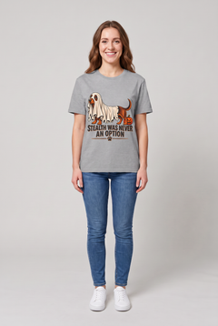 Frau trägt ein Dackel Halloween T-Shirt in Sport Grey mit Dackel unter einem zu kurzen Gespensterlaken und dem Spruch Stealth Was Never An Option, Vorderansicht