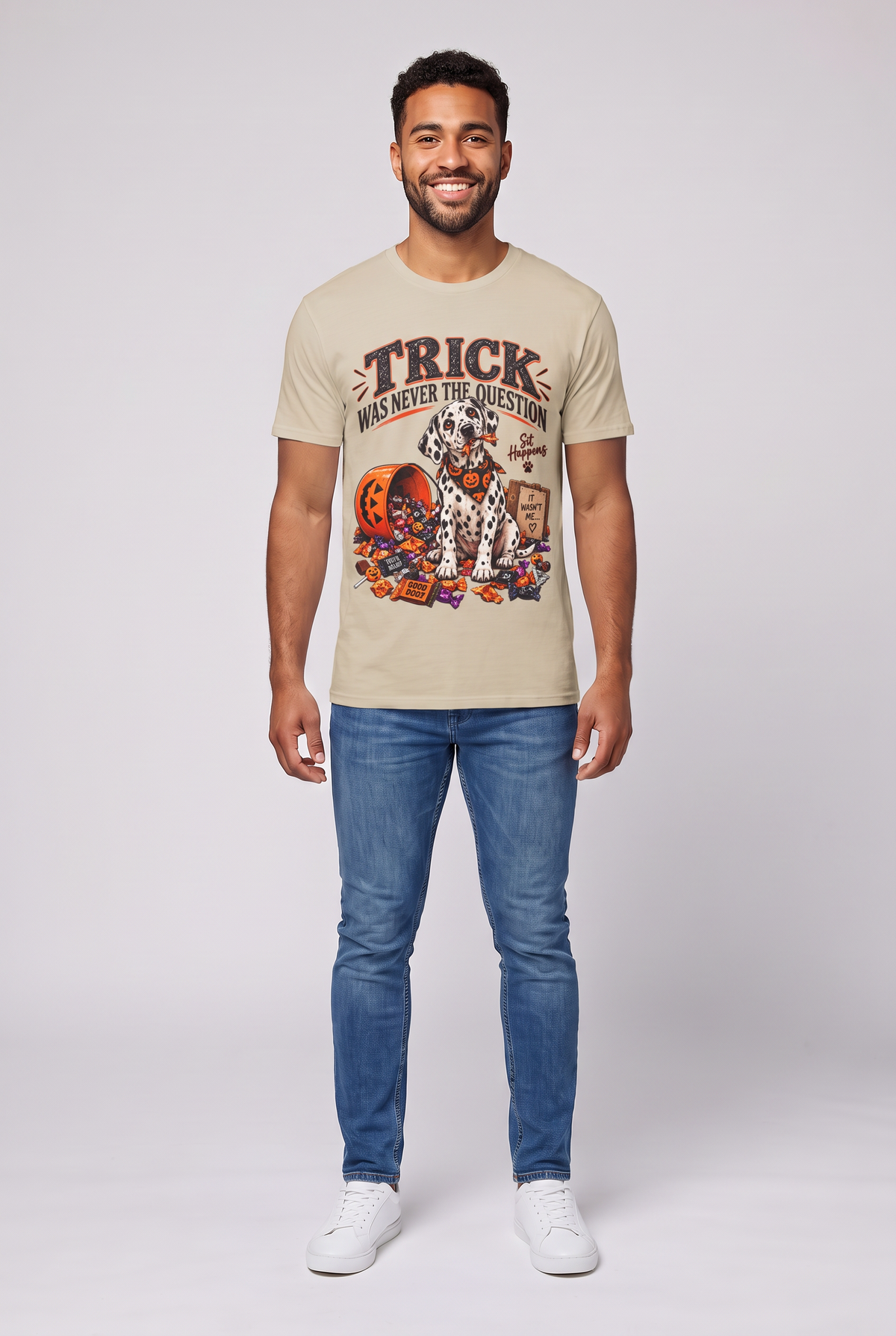 Mann trägt ein Dalmatiner Halloween T-Shirt in Sand mit Süssigkeitendieb und dem Spruch Trick Was Never The Question, Vorderansicht