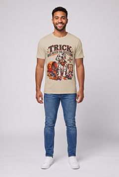 Mann trägt ein Dalmatiner Halloween T-Shirt in Sand mit Süssigkeitendieb und dem Spruch Trick Was Never The Question, Vorderansicht