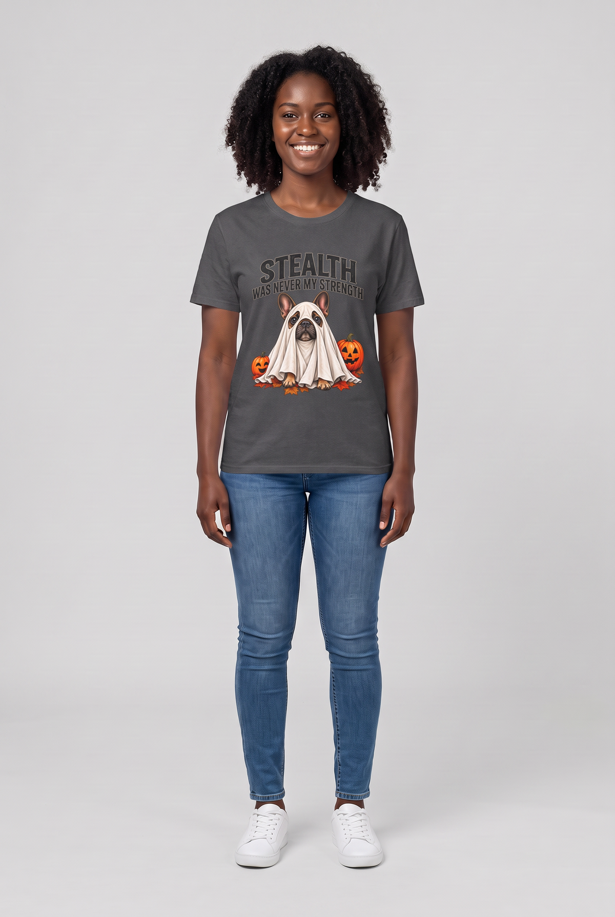 Frau trägt ein Französische Bulldogge Halloween T-Shirt in Dark Heather mit Frenchie-Gespenst und dem Spruch Stealth Was Never My Strength, Vorderansicht