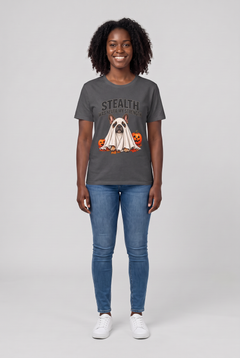 Frau trägt ein Französische Bulldogge Halloween T-Shirt in Dark Heather mit Frenchie-Gespenst und dem Spruch Stealth Was Never My Strength, Vorderansicht